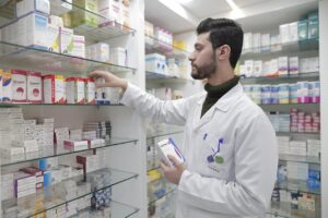 farmacéutica escuchando